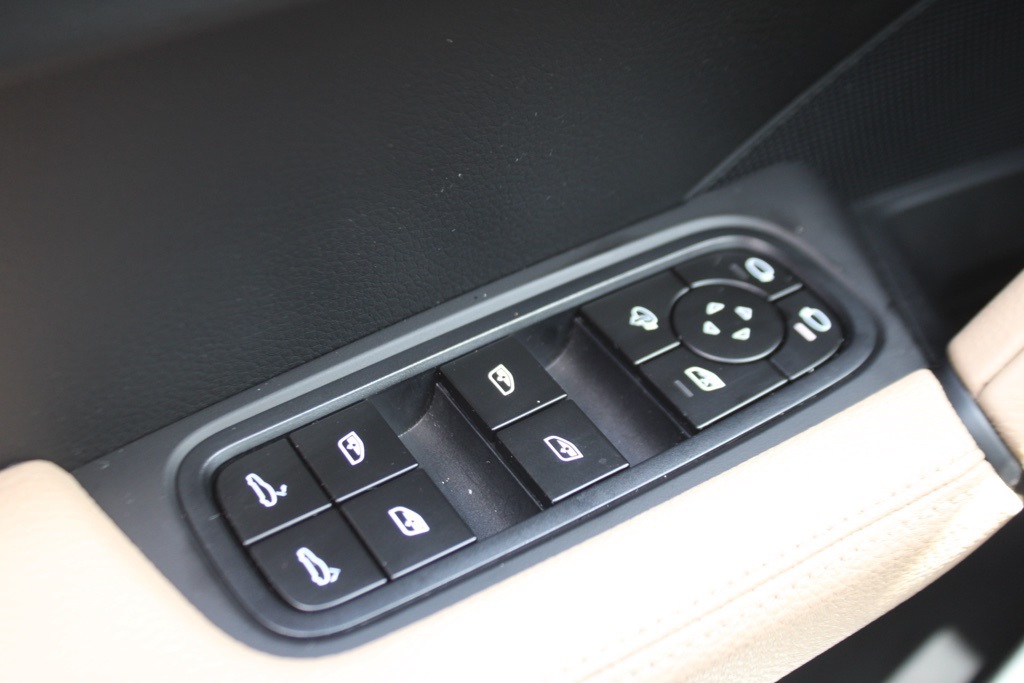 2025 Porsche Cayenne Base photo 18