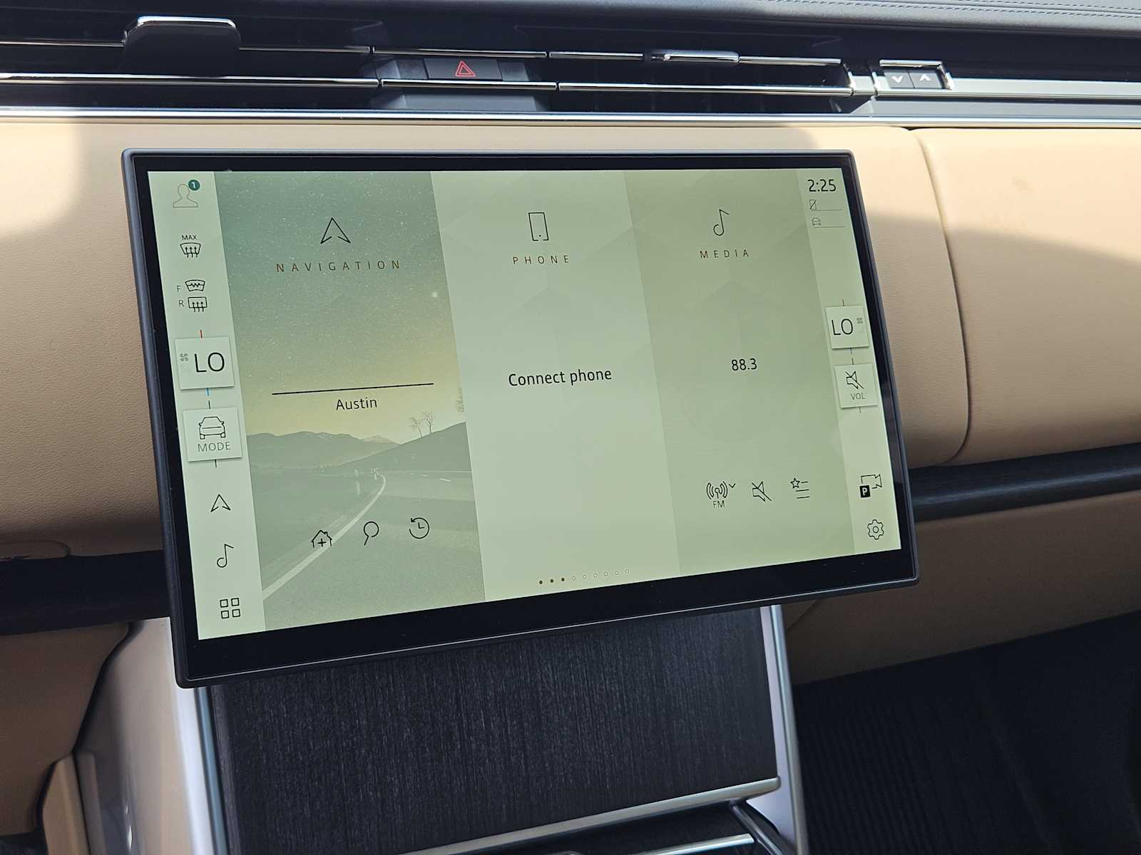 2025 Land Rover Range Rover SE photo 14