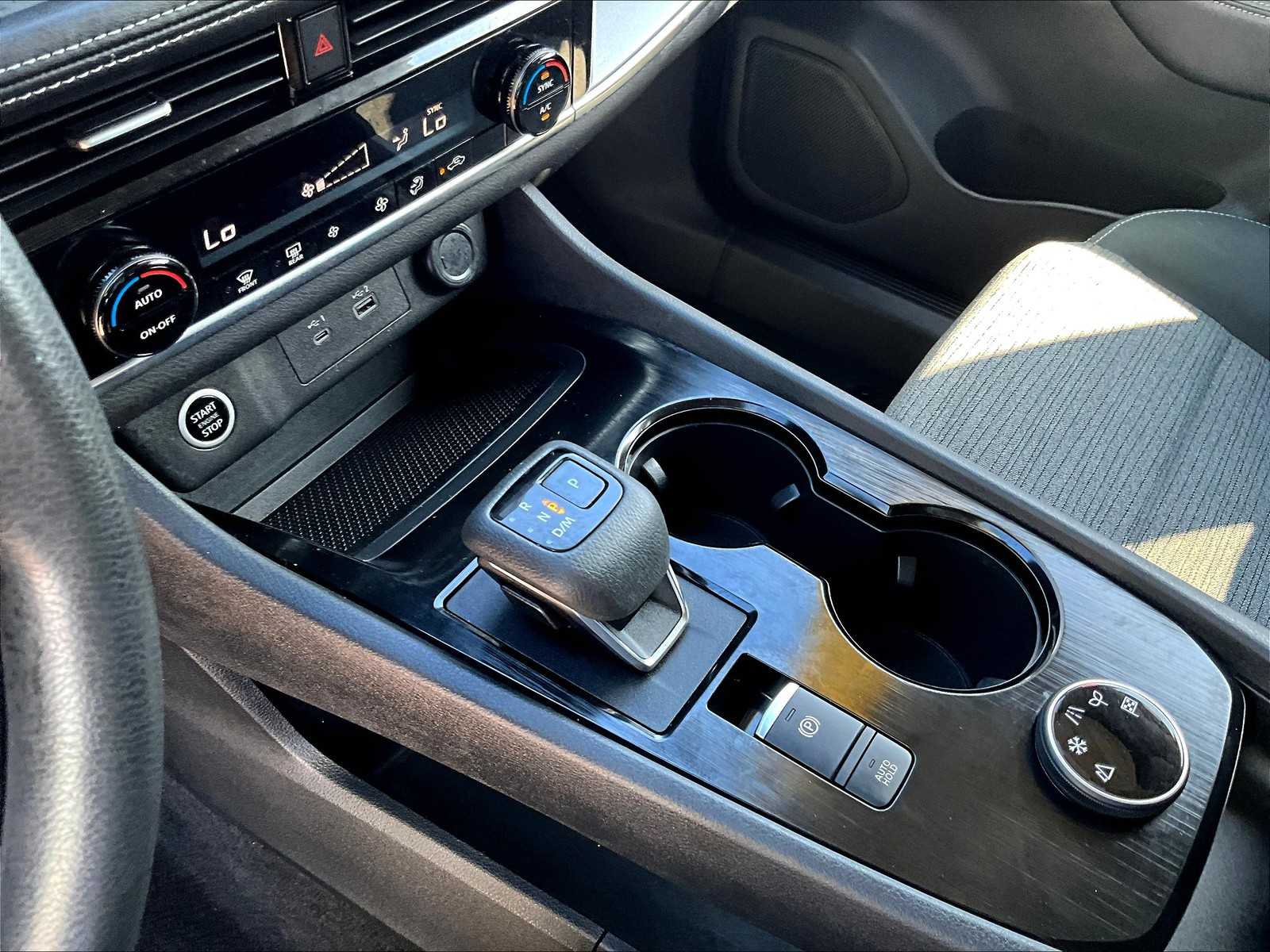 2022 Nissan Rogue SV photo 19