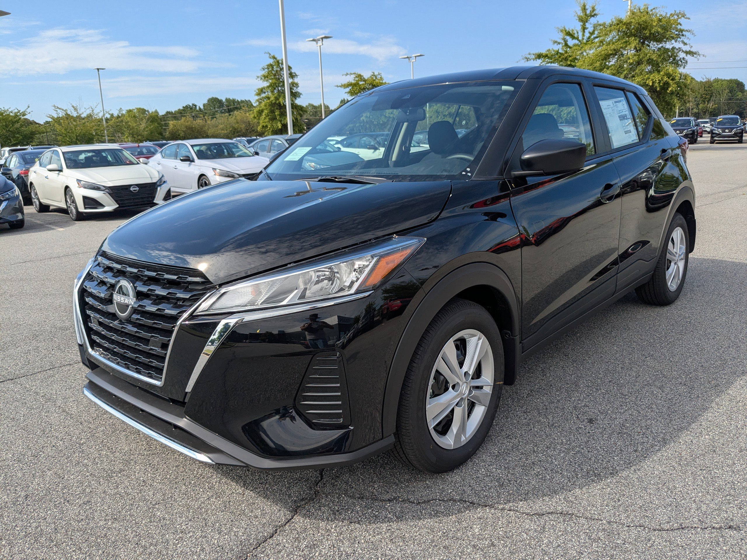 2025 Nissan Kicks Play S photo 3