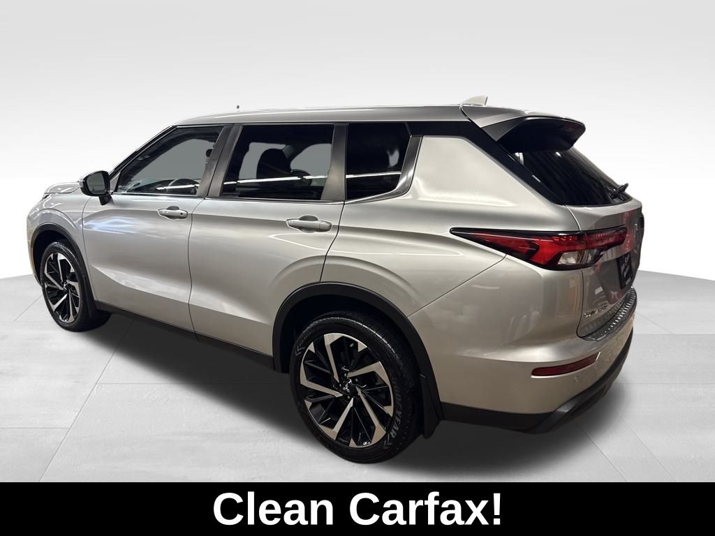 2022 Mitsubishi Outlander ES photo 3