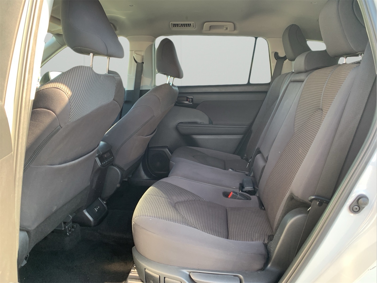 2024 Toyota Highlander LE photo 27