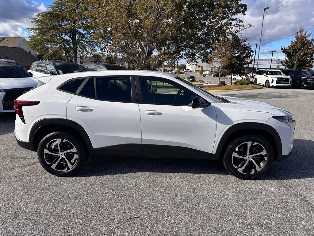 2024 Chevrolet Trax photo 2