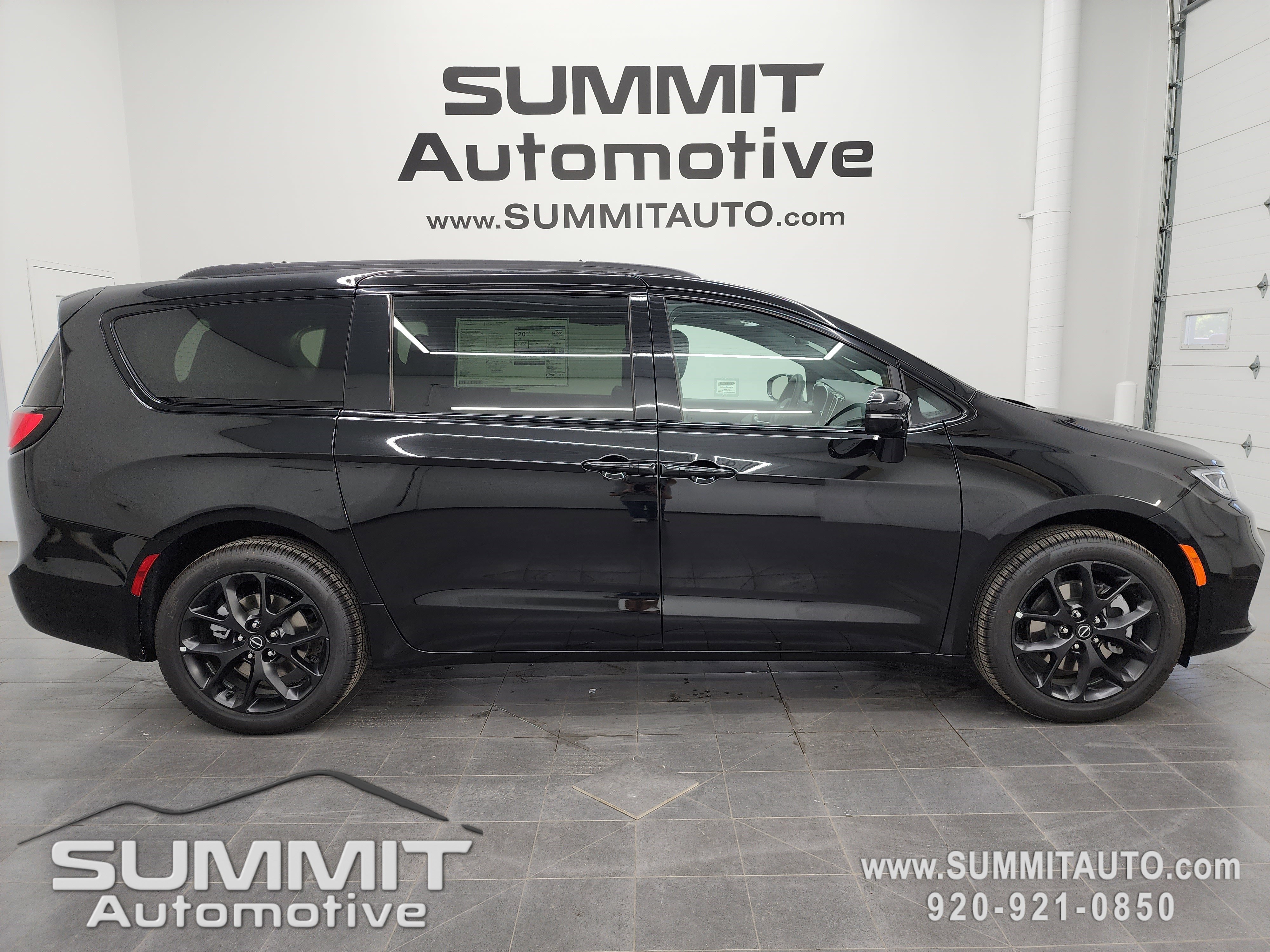 2026 Chrysler Pacifica Limited's photo