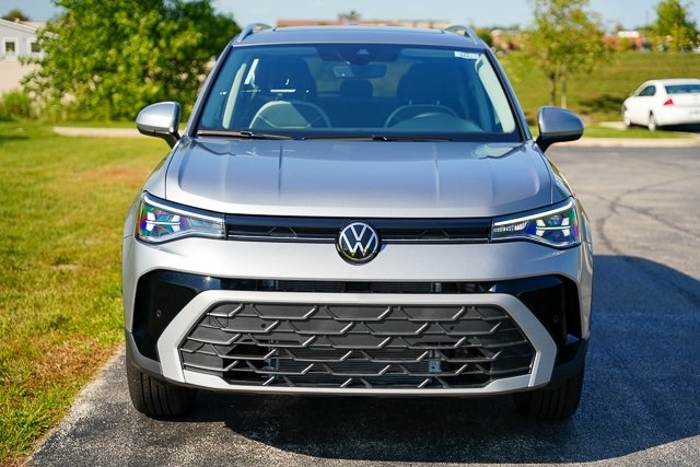 2025 Volkswagen Taos SE photo 3