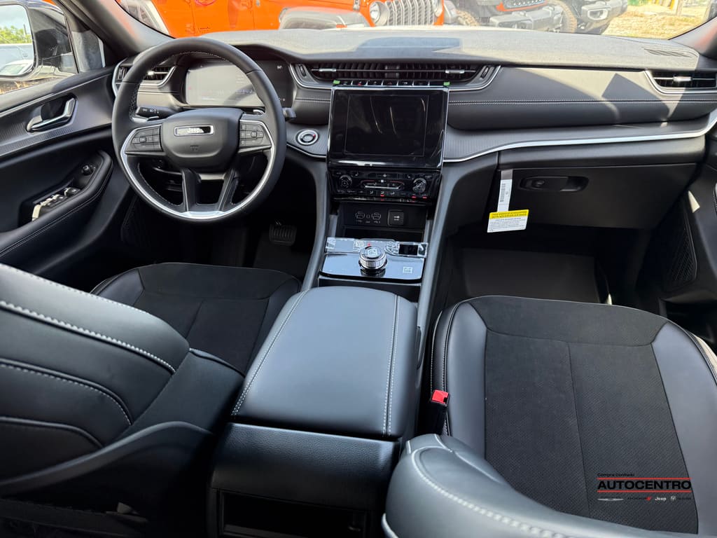 2025 Jeep Grand Cherokee Laredo Altitude photo 2