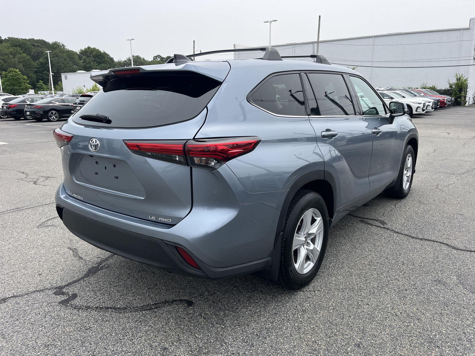 2022 Toyota Highlander LE photo 3