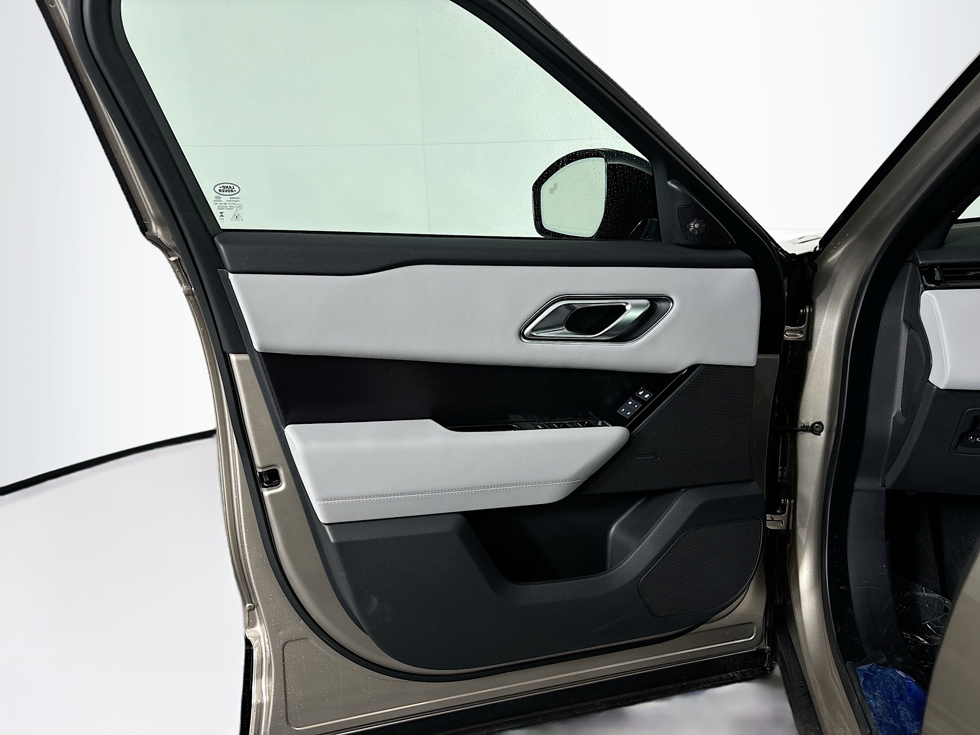 2026 Land Rover Range Rover Velar SE photo 7