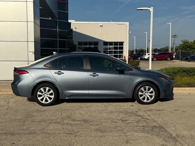 2022 Toyota Corolla LE photo 2