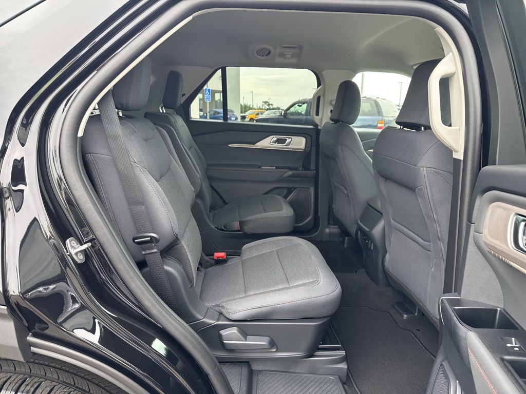2025 Ford Explorer photo 18