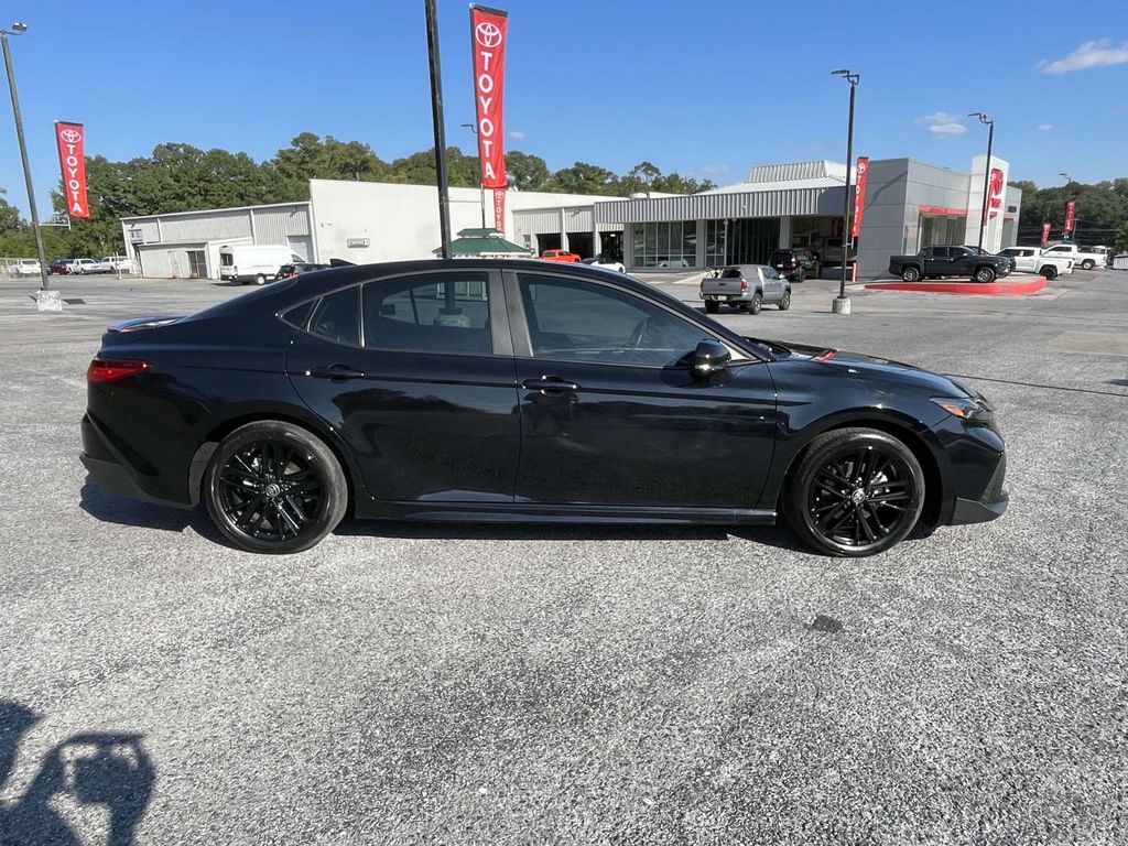 2025 Toyota Camry Hybrid SE photo 2