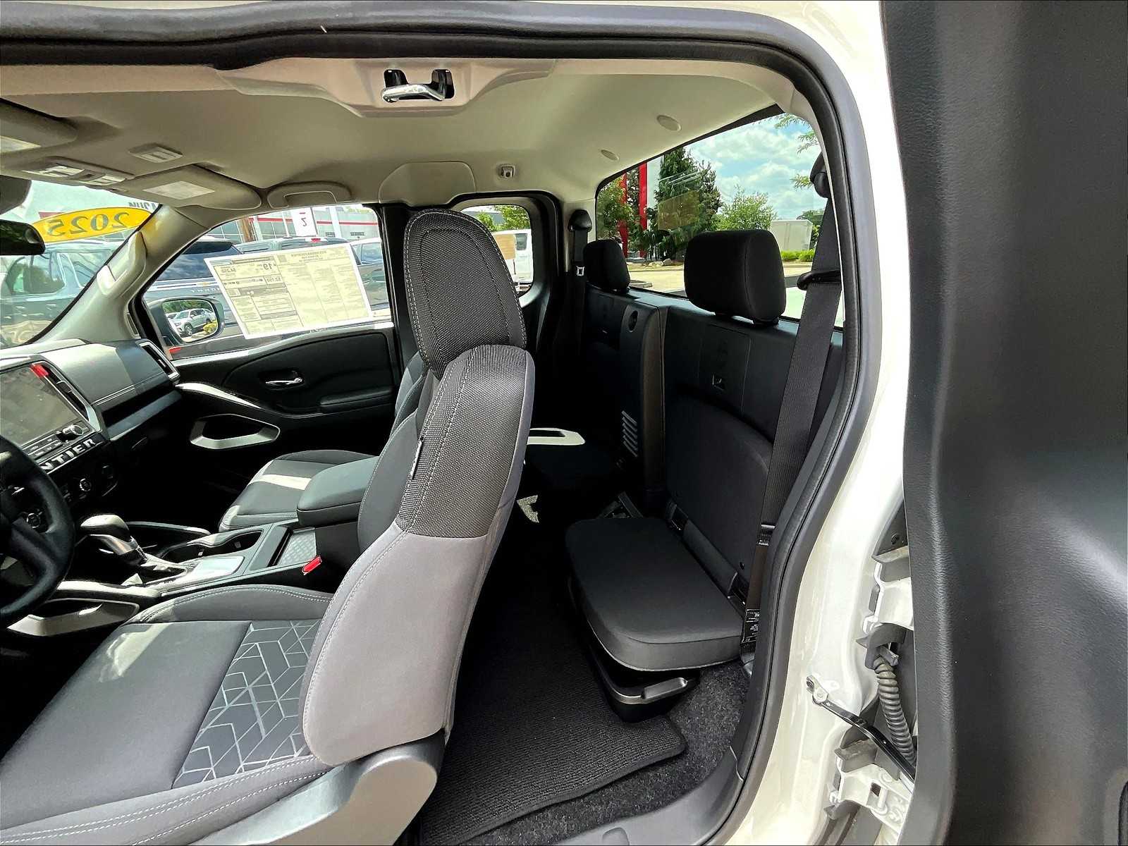 2025 Nissan Frontier SV photo 15