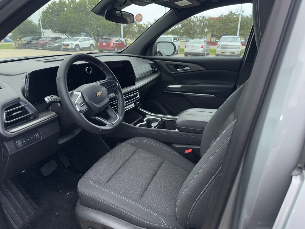 2025 Chevrolet Traverse 2LT photo 4