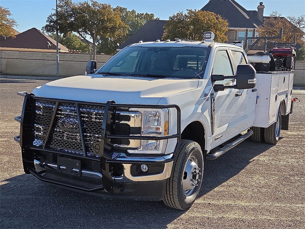 2025 Ford F-350 Super Duty Chassis Cab XL's photo