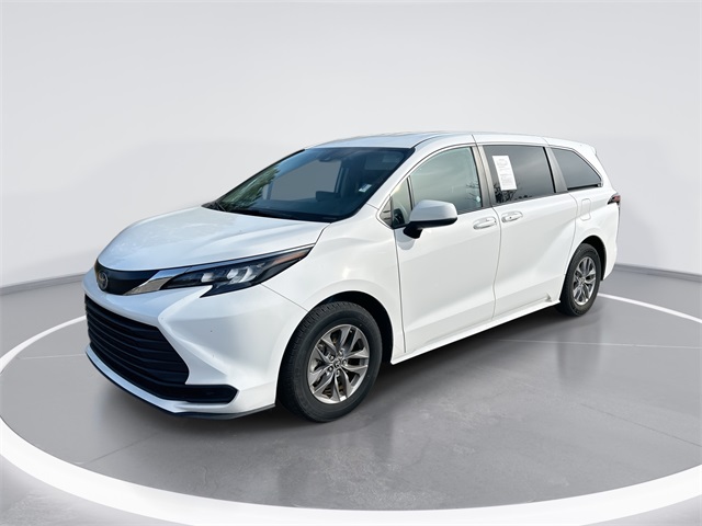 2024 Toyota Sienna LE's photo
