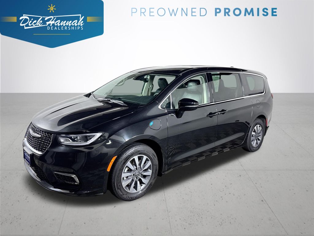 2024 Chrysler Pacifica PHEV Select's photo