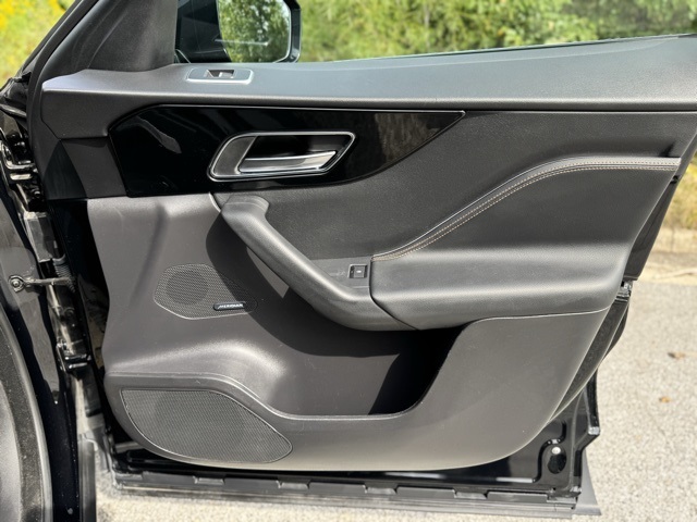 2020 Jaguar F-PACE Prestige photo 18