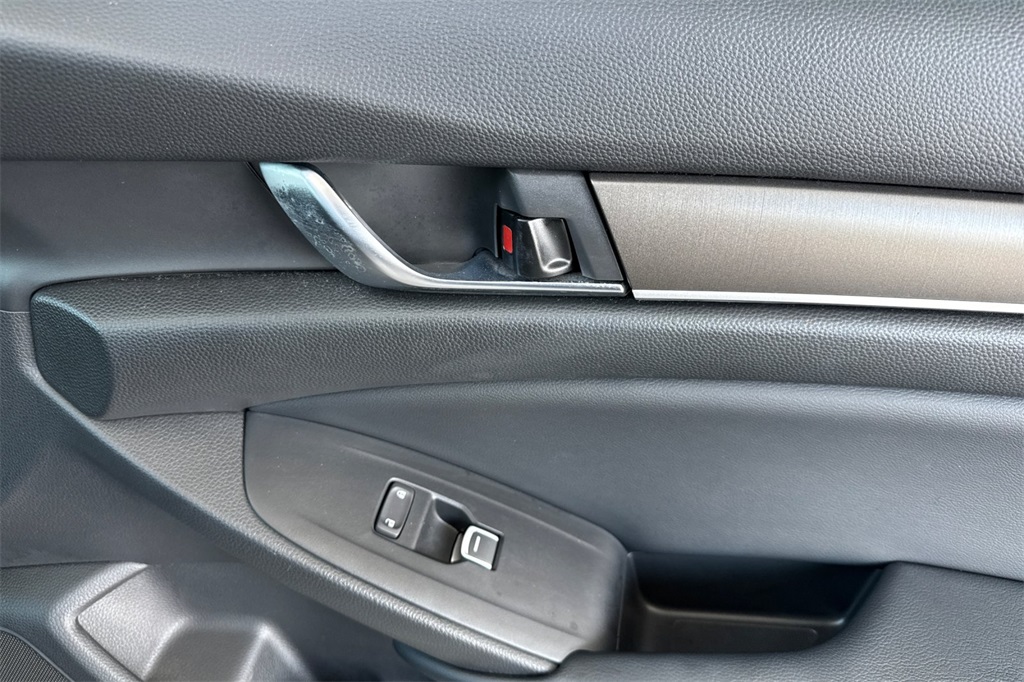 2018 Honda Accord LX photo 19