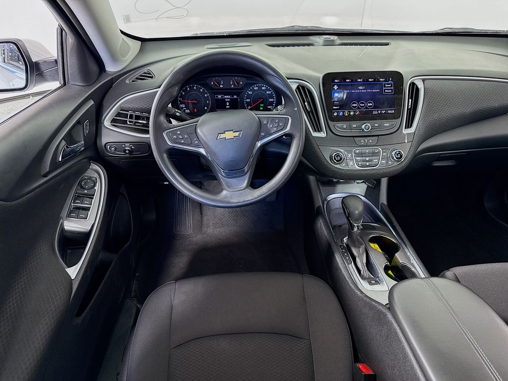 2023 Chevrolet Malibu 1LT photo 2