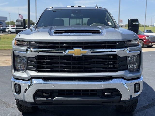 2025 Chevrolet Silverado 2500HD LT photo 2