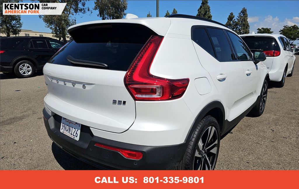 2025 Volvo XC40 Plus photo 3