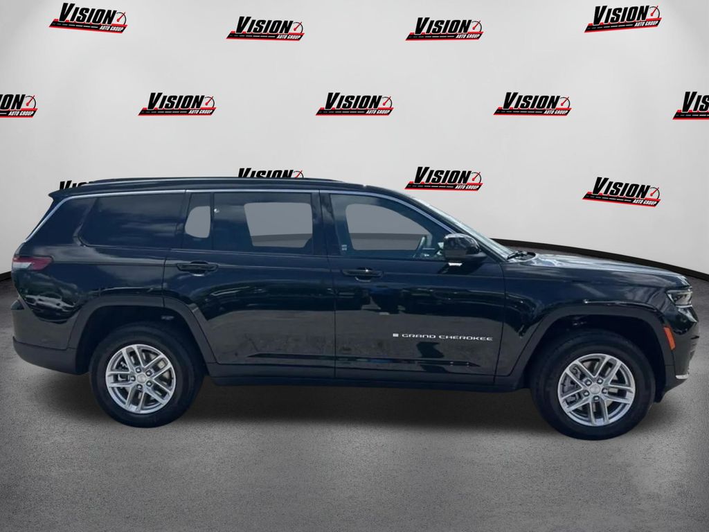 2025 Jeep Grand Cherokee Laredo photo 3