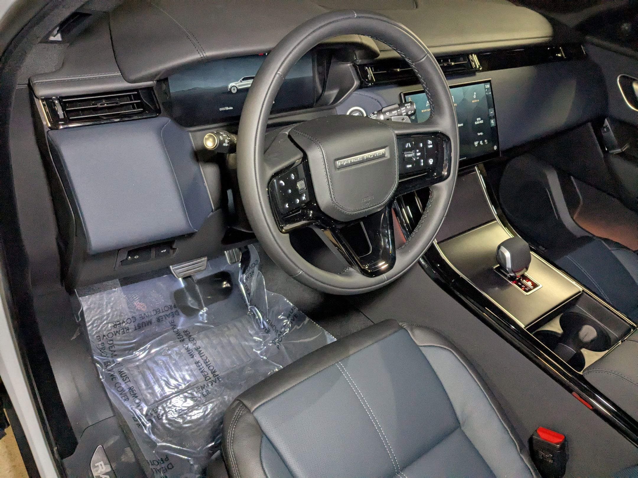 2026 Land Rover Range Rover Velar SE photo 3