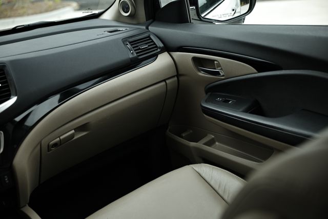 2016 Honda Pilot Touring photo 26