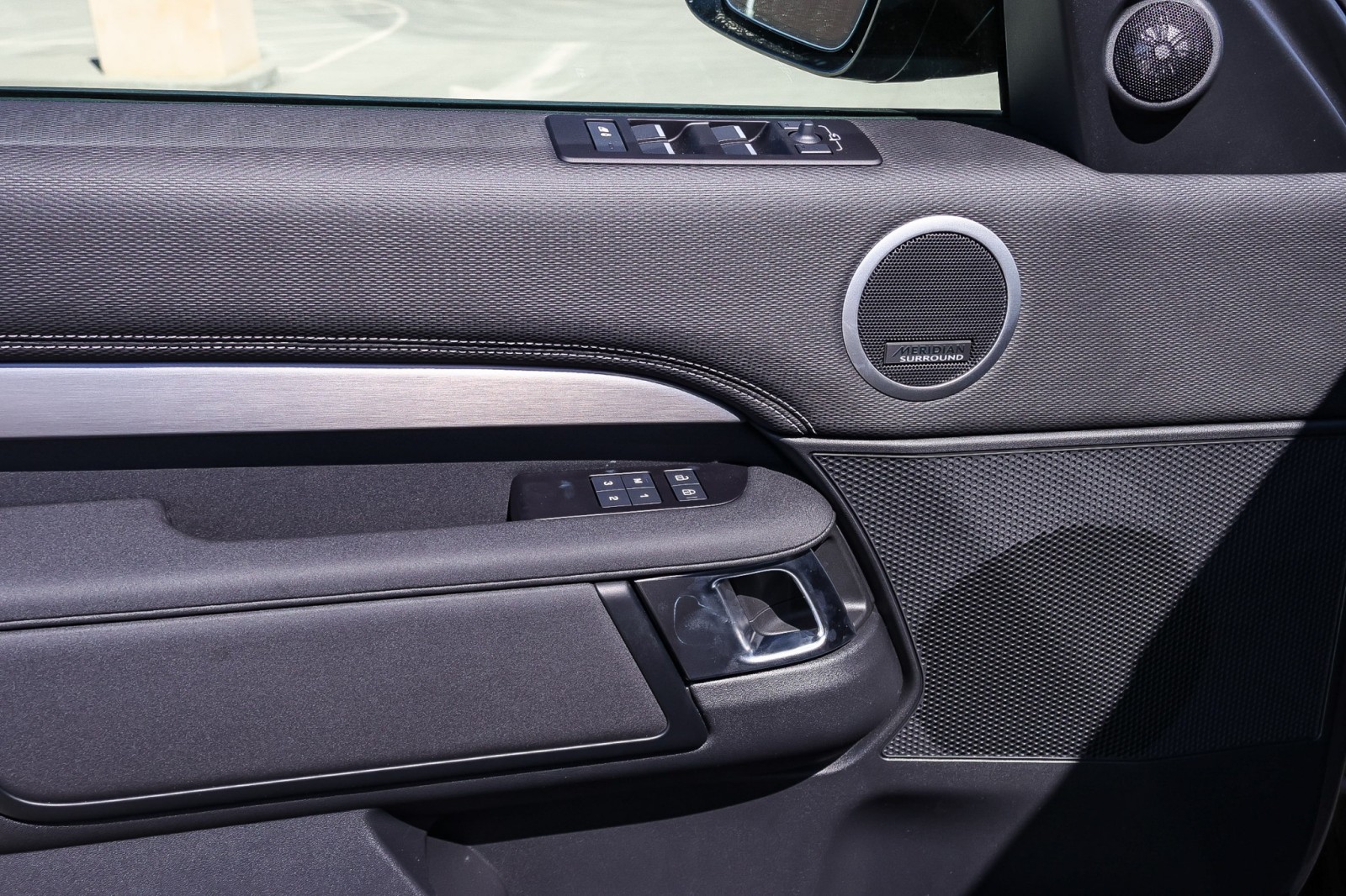 2025 Land Rover Discovery SE photo 21