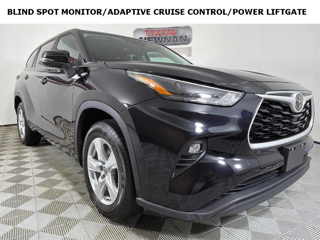 2023 Toyota Highlander LE's photo