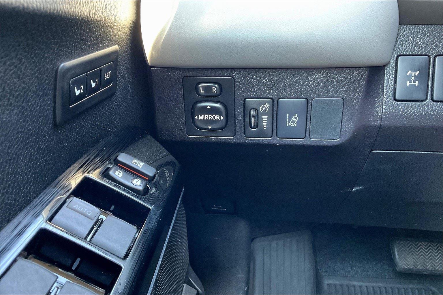 2017 Toyota RAV4 Limited photo 32
