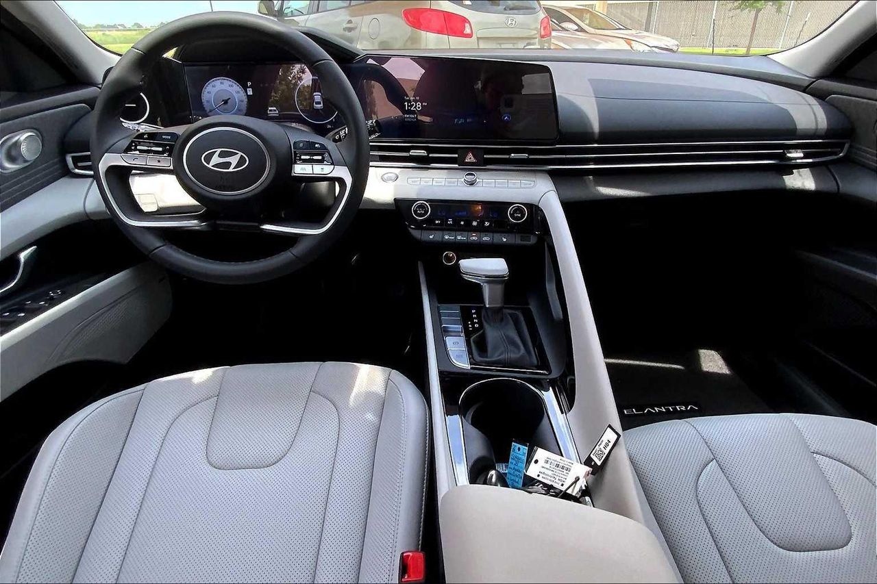 2025 Hyundai Elantra Limited photo 5