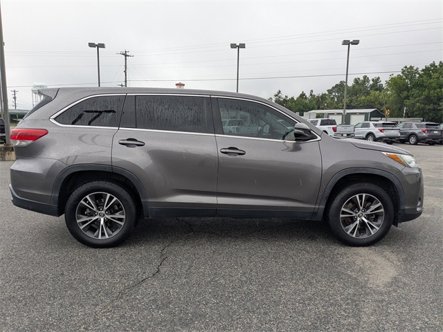 2019 Toyota Highlander LE photo 3