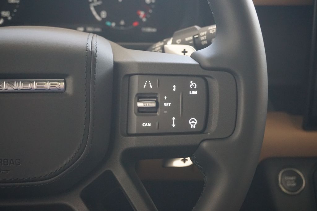 2025 Land Rover Defender 130 V8 photo 11