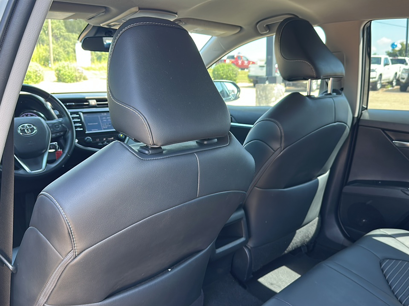 2019 Toyota Camry SE photo 2