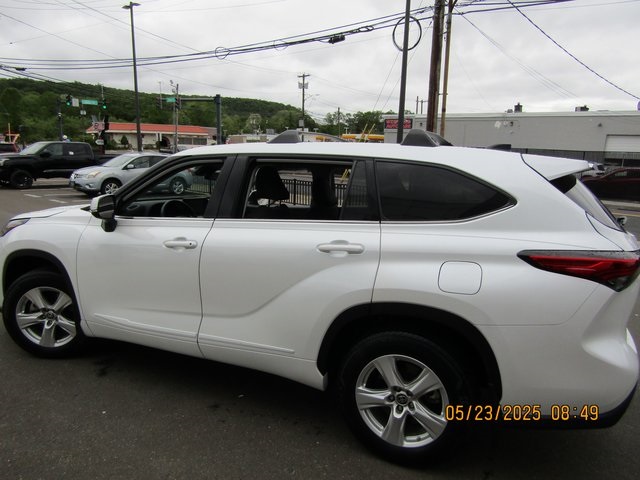 Image 4 of 2022 Toyota Highlander LE AWD