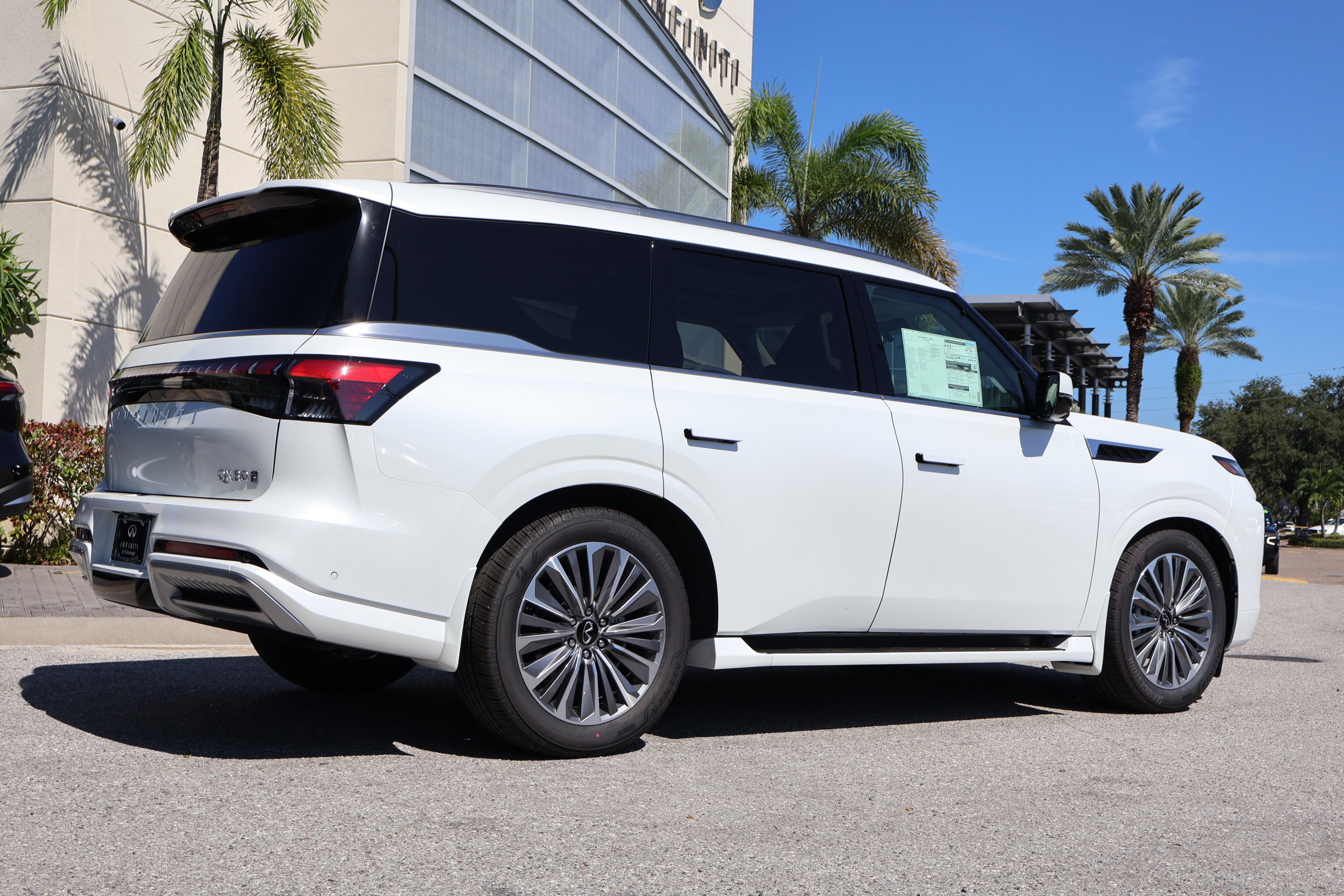 2026 Infiniti QX80 Luxe photo 8