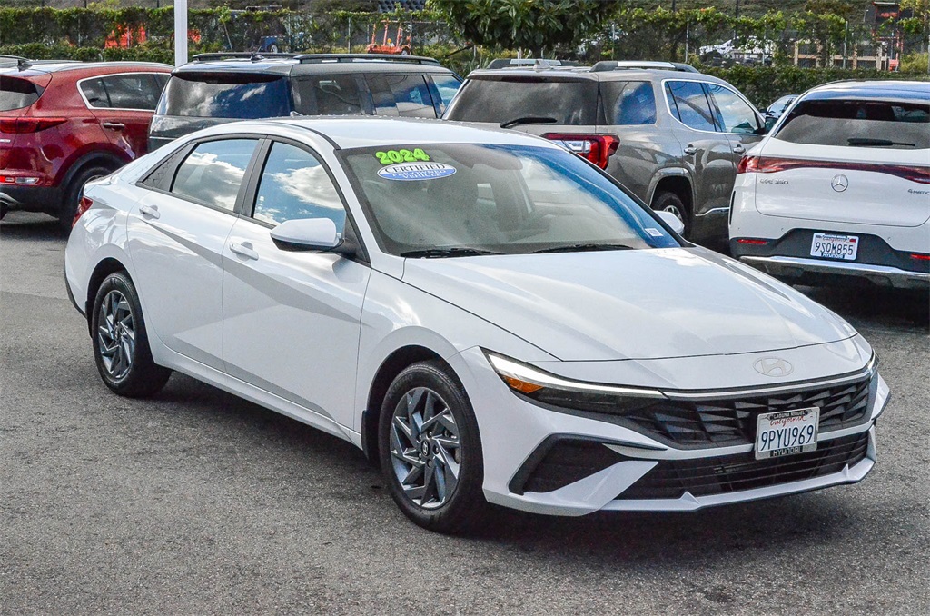 2024 Hyundai Elantra SEL photo 3