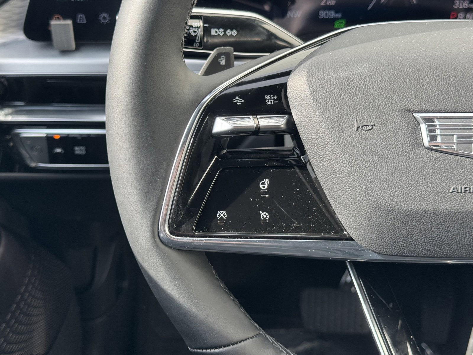 2025 Cadillac Lyriq Luxury photo 16