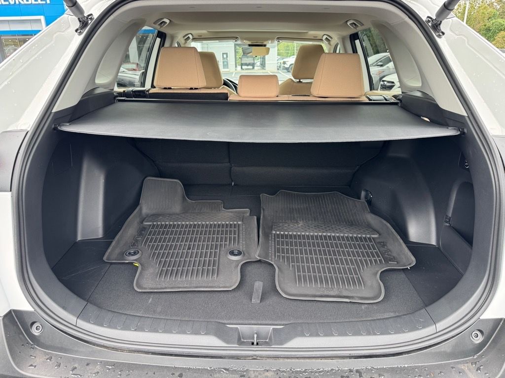 2025 Toyota RAV4 XLE photo 10