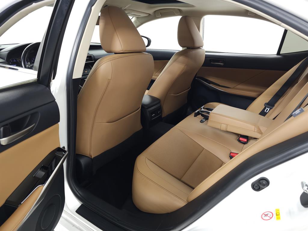 2017 Lexus IS 300 photo 27