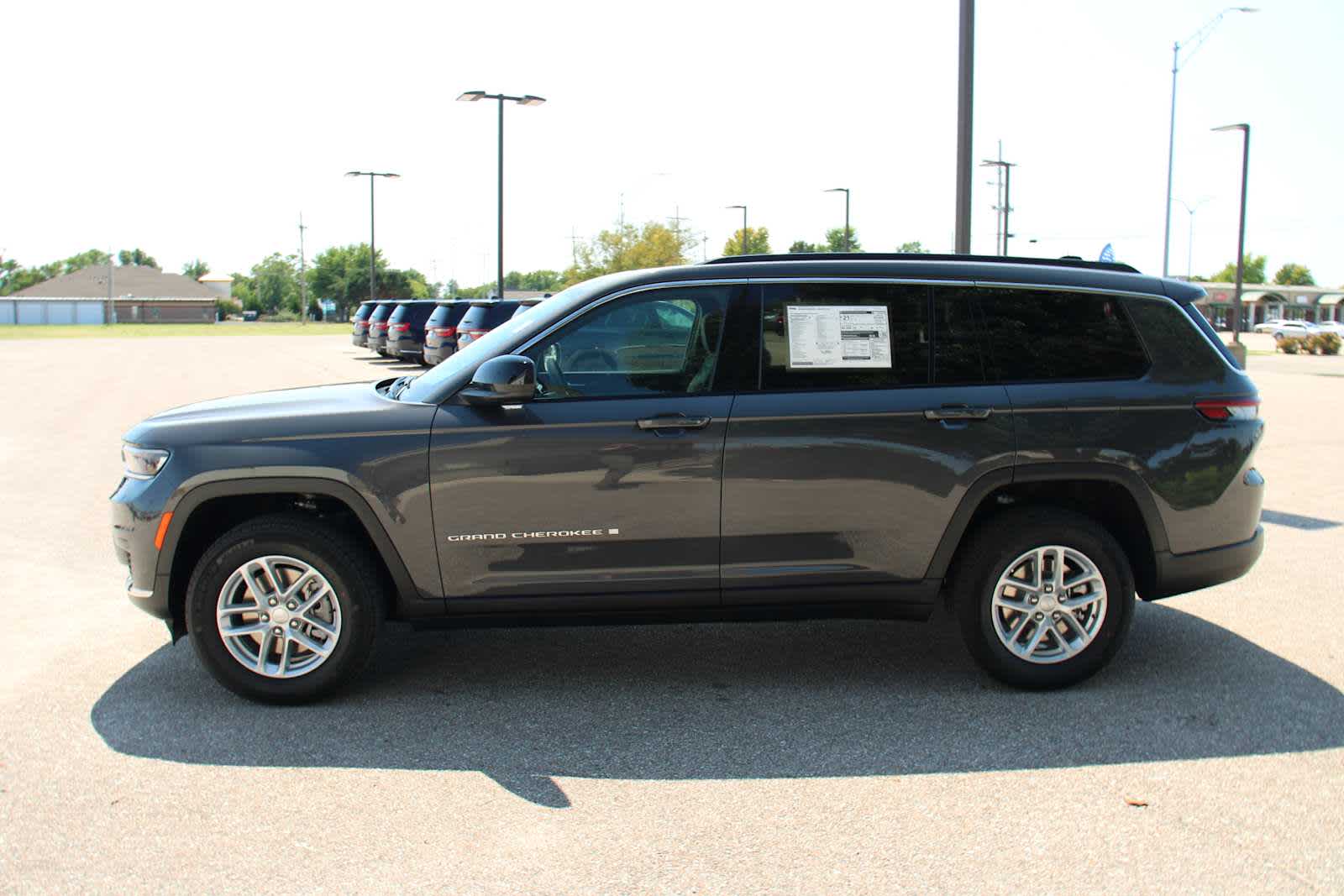 2025 Jeep Grand Cherokee Laredo X photo 4