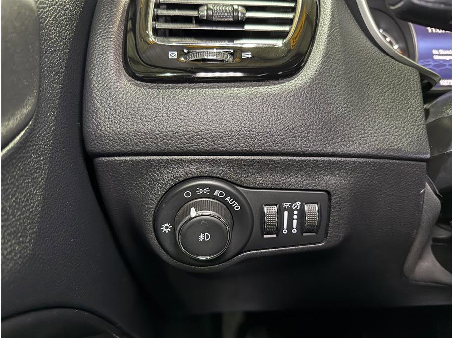 Used 2019 Diamond Black Crystal Pearlcoat Jeep Limited image 36