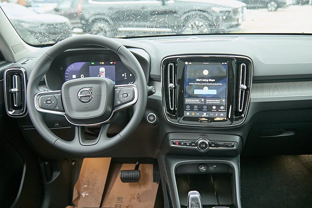 2026 VOLVO XC40 - Image 24