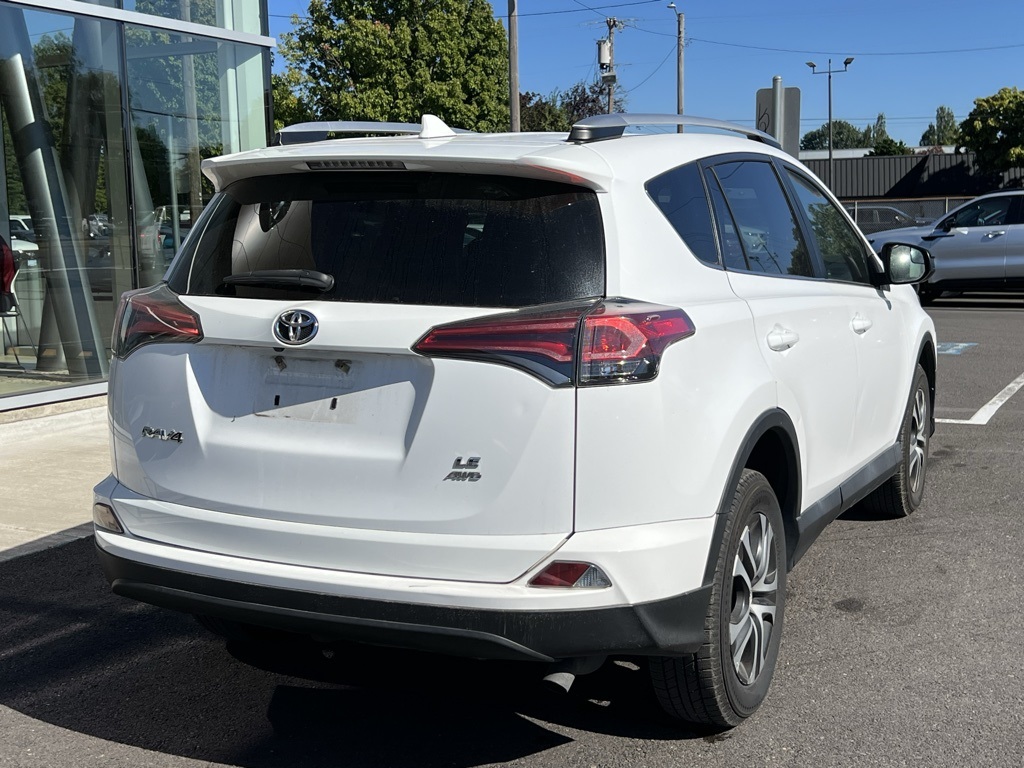 2016 Toyota RAV4 LE photo 5