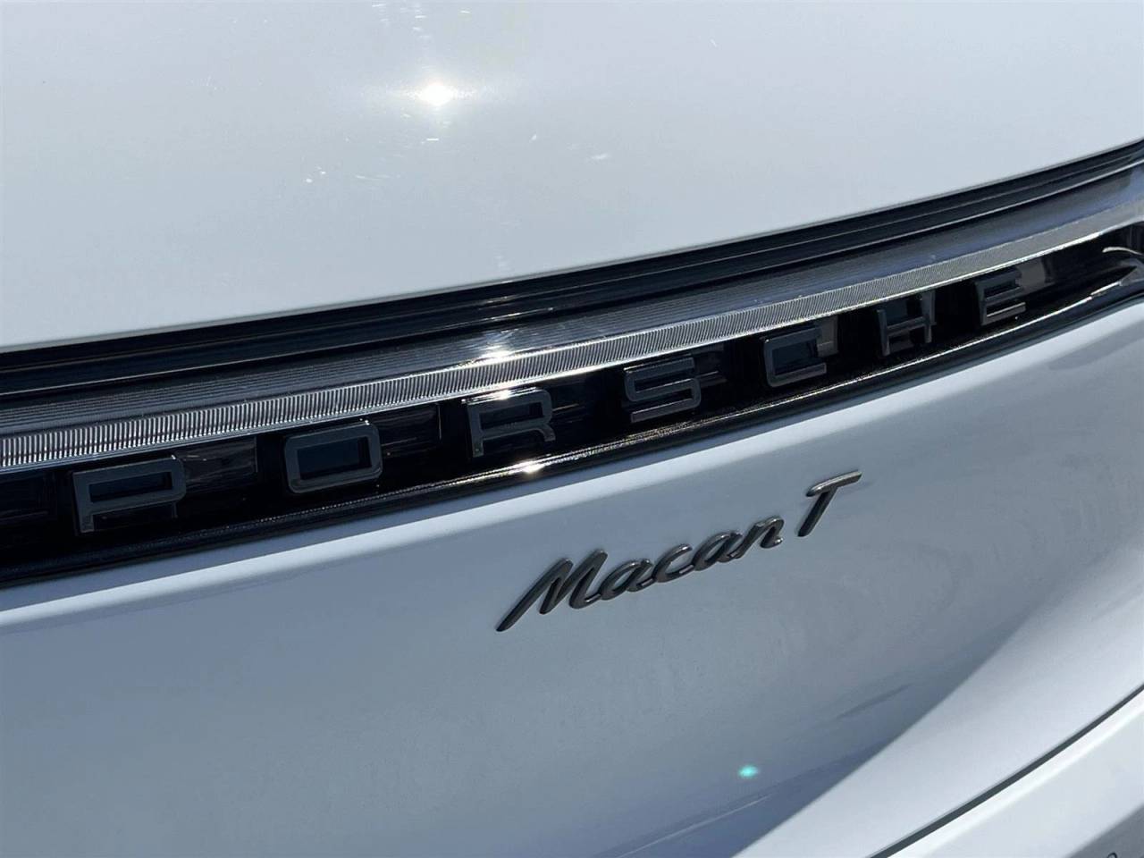 2025 Porsche Macan T photo 18