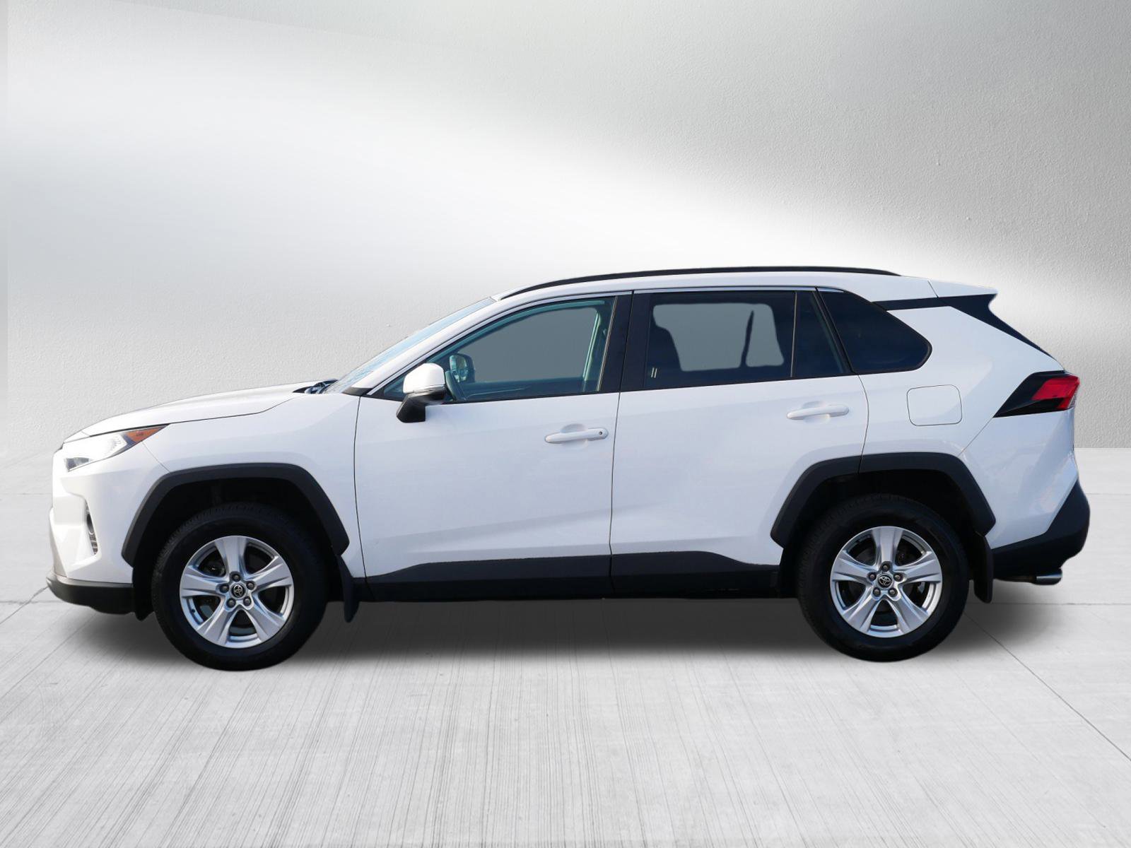 2021 Toyota RAV4 XLE photo 3