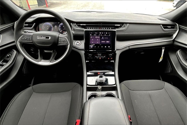 2025 Jeep Grand Cherokee Laredo photo 2