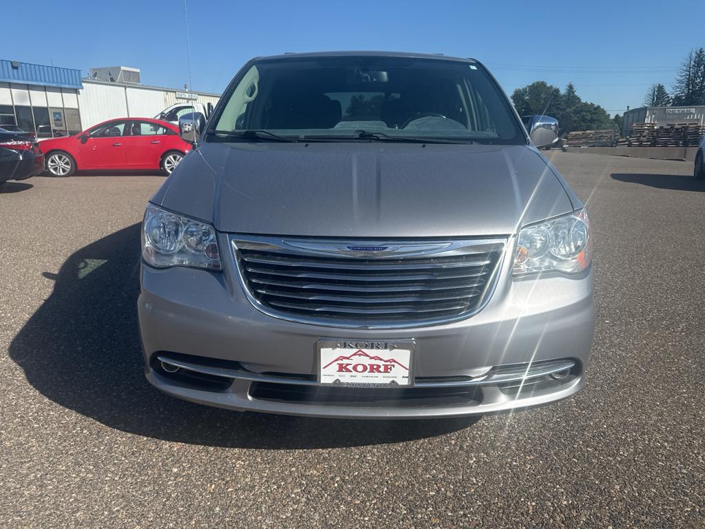 2014 Chrysler Town & Country photo 3