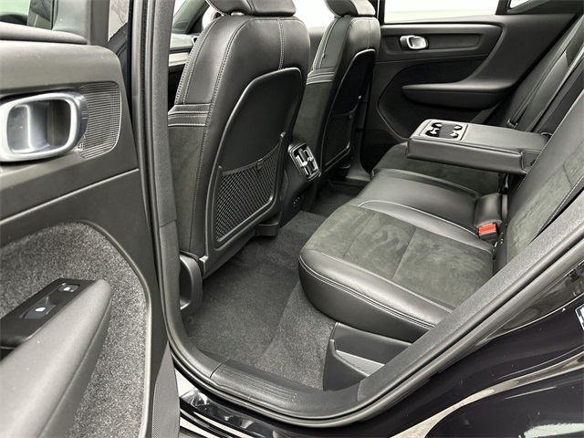 2022 Volvo XC40 R-Design photo 14